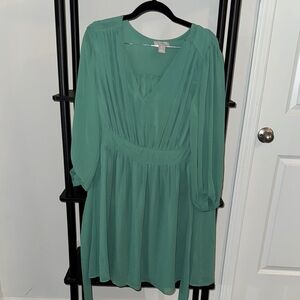 Elegant Green V-Neck Dress